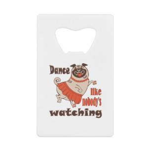 Abrebotellas De Tarjeta De Crédito Baila como nadie ve a la chica Pug Dog