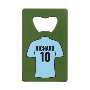 Abrebotellas De Tarjeta De Crédito Camisa de fútbol en cielo claro azul