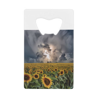Abrebotellas De Tarjeta De Crédito Campo De Girasol En Una Tormenta