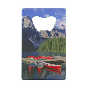 Abrebotellas De Tarjeta De Crédito Canadá, Alberta, Lago Moraine. Canoas rojas espera