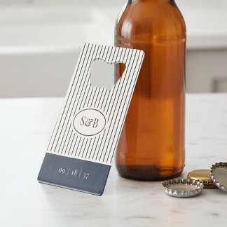 Abrebotellas De Tarjeta De Crédito Clásico Monograma de Boda con Pinstripe Azul Marin