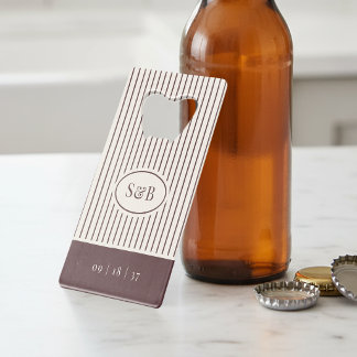 Abrebotellas De Tarjeta De Crédito Clásico Monograma de Boda con Pinstripe Burgundy O