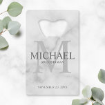 Abrebotellas De Tarjeta De Crédito Clásicos Groomsmen Personalizados de Mármol Blanco<br><div class="desc">Añada un toque personal a su boda con el abridor de botellas de tarjeta de crédito personalizado para los padrones. Este abrebotellas presenta el nombre personalizado del groomsman con el título y la fecha boda en gris y monograma en gris claro como fondo, en estilo clásico serif, sobre fondo de...</div>