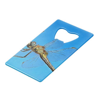 Abrebotellas De Tarjeta De Crédito Colgar Sobre La Dragonfly Artística Contra El Azul