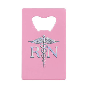 Abrebotellas De Tarjeta De Crédito Enfermera inscrita RN Caduceus en rosa pastel