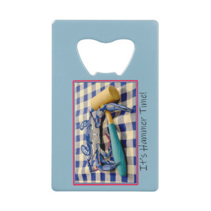 Abrebotellas De Tarjeta De Crédito Es el cangrejo azul con martillo en Gingham
