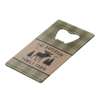 Abrebotellas De Tarjeta De Crédito Familia Cabina Moose Pine Treps Green Plaid Burlap