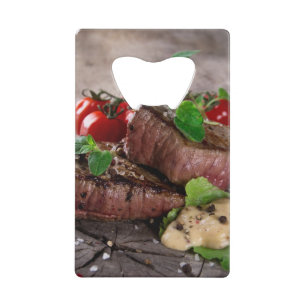 Abrebotellas De Tarjeta De Crédito Filetes asados a la parrilla del Bbq con las