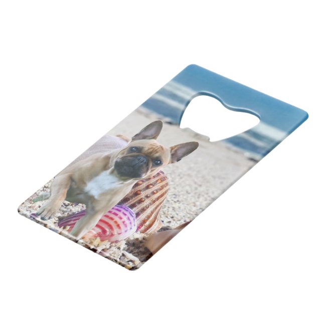 Abrebotellas De Tarjeta De Crédito Französische Bulldogge am Strand  (Ángulo trasero)