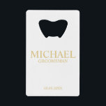 Abrebotellas De Tarjeta De Crédito Groomsman clásico personalizado en blanco y oro<br><div class="desc">Clásicos regalos Groomsman personalizados en blanco y oro con el nombre, el título y la fecha boda de un groomman personalizado en estilo de letra de serif clásico dorado. También perfecto para el Mejor Hombre, Padre de la Novia y más. Nota: Los detalles del Relieve metalizado se simulan en la...</div>