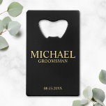 Abrebotellas De Tarjeta De Crédito Groomsman personalizado de color negro y oro moder<br><div class="desc">Modern Black and Gold Personalized Groomsman Gifts con el nombre, el título y la fecha boda de un groomman personalizado en el estilo de tipo de letra clásico del serif en el fondo negro. También perfecto para el Mejor Hombre, Padre de la Novia y más. Nota: Los detalles del Relieve...</div>