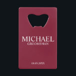 Abrebotellas De Tarjeta De Crédito Groomsman personalizado de la raza borgoñona moder<br><div class="desc">Regalos Groomsman personalizados modernos con el nombre,  el título y la fecha boda de un groomman personalizado en un estilo de letra serif clásico blanco sobre fondo rojo burdeos. También perfecto para el Mejor Hombre,  Padre de la Novia y más.</div>