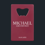 Abrebotellas De Tarjeta De Crédito Groomsman personalizado de la raza borgoñona moder<br><div class="desc">Regalos Groomsman personalizados modernos con el nombre,  el título y la fecha boda de un groomman personalizado en un estilo de letra serif clásico blanco sobre fondo rojo burdeos. También perfecto para el Mejor Hombre,  Padre de la Novia y más.</div>