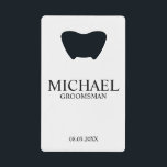 Abrebotellas De Tarjeta De Crédito Groomsman personalizado en blanco y negro moderno<br><div class="desc">Regalos Groomsman personalizados modernos en blanco y negro con el nombre,  el título y la fecha boda de un groomman personalizado con el estilo clásico de letra serif. También perfecto para el Mejor Hombre,  Padre de la Novia y más.</div>