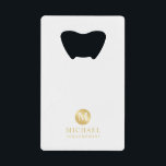 Abrebotellas De Tarjeta De Crédito Groomsmen Masculino Blanco y Oro Personalizado<br><div class="desc">Añada un toque personal a su boda con el abridor personalizado de frascos de los padrones. Este dispositivo de apertura del frasco presenta un monograma blanco en un elemento de círculo dorado con nombre y título en color dorado profesional sobre fondo blanco. También perfecto para el mejor hombre, padre de...</div>