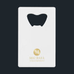 Abrebotellas De Tarjeta De Crédito Groomsmen Masculino Blanco y Oro Personalizado<br><div class="desc">Añada un toque personal a su boda con el abridor personalizado de frascos de los padrones. Este dispositivo de apertura del frasco presenta un monograma blanco en un elemento de círculo dorado con nombre y título en color dorado profesional sobre fondo blanco. También perfecto para el mejor hombre, padre de...</div>