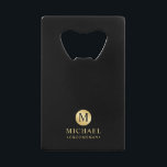 Abrebotellas De Tarjeta De Crédito Groomsmen Masculino Personalizado en Negro y Oro<br><div class="desc">Añada un toque personal a su boda con el abridor personalizado de frascos de los padrones. Este dispositivo de apertura del frasco presenta un monograma negro en un elemento de círculo dorado con nombre y título en color dorado profesional sobre fondo negro. También perfecto para el mejor hombre, padre de...</div>
