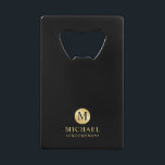 Abrebotellas De Tarjeta De Crédito Groomsmen Masculino Personalizado en Negro y Oro<br><div class="desc">Añada un toque personal a su boda con el abridor personalizado de frascos de los padrones. Este dispositivo de apertura del frasco presenta un monograma negro en un elemento de círculo dorado con nombre y título en color dorado profesional sobre fondo negro. También perfecto para el mejor hombre, padre de...</div>