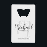 Abrebotellas De Tarjeta De Crédito Groomsmen personalizado de escritura moderna<br><div class="desc">Añada un toque personal a su boda con el abridor de botellas de tarjeta de crédito personalizado para los padrones. Este abrebotellas presenta el nombre personalizado de los groomsmen en estilo de letra de escritura moderno gris y monograma en estilo de fuente de escritura moderno gris claro como fondo con...</div>