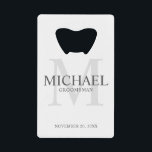 Abrebotellas De Tarjeta De Crédito Groomsmen personalizado elegante<br><div class="desc">Añada un toque personal a su boda con el abridor de botellas de tarjeta de crédito personalizado para los padrones. Este abrebotellas presenta el nombre personalizado del groomsman con el título y la fecha boda en gris y monograma en gris claro como fondo, en estilo clásico serif, sobre fondo blanco....</div>