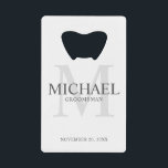 Abrebotellas De Tarjeta De Crédito Groomsmen personalizado elegante<br><div class="desc">Añada un toque personal a su boda con el abridor de botellas de tarjeta de crédito personalizado para los padrones. Este abrebotellas presenta el nombre personalizado del groomsman con el título y la fecha boda en gris y monograma en gris claro como fondo, en estilo clásico serif, sobre fondo blanco....</div>