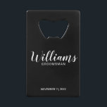 Abrebotellas De Tarjeta De Crédito Groomsmen personalizados de escritura negra modern<br><div class="desc">Abridor de botellas Groomsmen personalizado con guión moderno con el nombre personalizado de groomsman en estilo de letra blanco moderno con título y fecha boda en moderno estilo de letra sans serif sobre fondo negro. También perfecto para la empleada de honor, la niña flor, la madre de la novia, los...</div>