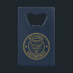 Abrebotellas De Tarjeta De Crédito Logo del Cowboy Cow Skull Western Personalizado Gr<br><div class="desc">Regalos personalizados para padrinos con temática de vaquero occidental. Decorada con gorra de vaquero con letra occidental vintage. El texto y el color de fondo son editables utilizando la herramienta de diseño para que se ajuste a su ocasión. Obtén este regalo de personalizar para boda, despedida de soltero, fiesta de...</div>