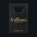 Abrebotellas De Tarjeta De Crédito Moderno Script Black&Gold Personalizado Groomsmen<br><div class="desc">Abridor de botellas Groomsmen personalizado con guión moderno con el nombre personalizado del groomsman en estilo de letra oro moderno con título y fecha boda en sans serif moderno estilo de fuente sobre fondo negro. También perfecto para la empleada de honor, la niña flor, la madre de la novia, los...</div>