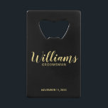 Abrebotellas De Tarjeta De Crédito Moderno Script Black&Gold Personalizado Groomsmen<br><div class="desc">Abridor de botellas Groomsmen personalizado con guión moderno con el nombre personalizado del groomsman en estilo de letra oro moderno con título y fecha boda en sans serif moderno estilo de fuente sobre fondo negro. También perfecto para la empleada de honor, la niña flor, la madre de la novia, los...</div>