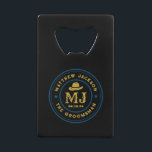 Abrebotellas De Tarjeta De Crédito Monograma del logotipo de cosecha de vacuno occide<br><div class="desc">Regalos personalizados para padrinos con temática de vaquero occidental. Decorada con gorra de vaquero con letra occidental vintage. El texto y el color de fondo son editables utilizando la herramienta de diseño para que se ajuste a su ocasión. Obtén este regalo de personalizar para boda, despedida de soltero, fiesta de...</div>