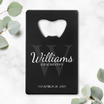 Abrebotellas De Tarjeta De Crédito Monograma y nombre de los autores de guiones perso<br><div class="desc">Añada un toque personal a su boda con el abridor de botellas de tarjeta de crédito personalizado para los padrones. Este abrebotellas presenta el nombre del groomsman personalizado en estilo de letra de escritura clásico blanco con detalles bodas en estilo de fuente serif clásico blanco y monograma en estilo de...</div>