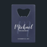 Abrebotellas De Tarjeta De Crédito Navy Blue Modern Script Personalizado Groomsmen<br><div class="desc">Añada un toque personal a su boda con el abridor de botellas de tarjeta de crédito personalizado para los padrones. Este abrebotellas presenta el nombre personalizado de los groomsmen con estilo de letra de escritura blanco moderno y monograma con estilo de letra de escritura azul claro moderno como fondo con...</div>