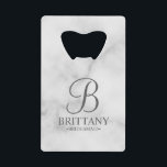 Abrebotellas De Tarjeta De Crédito Nombre y monograma de la dama de honor personaliza<br><div class="desc">Elegante regalo de dama de honor personalizado con un monograma personalizado con estilo de letra de guión elegante gris con el nombre de la dama de honor y el título en estilo clásico de letra serif sobre fondo de mármol blanco. También perfecto para la criada de honor, madre de la...</div>