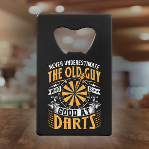 Abrebotellas De Tarjeta De Crédito Nunca subestimes al viejo hombre bueno en Darts
