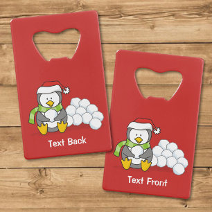 Abrebotellas De Tarjeta De Crédito pingüino de Navidad sentado con bolas de nieve