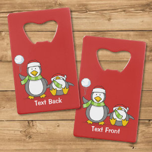 Abrebotellas De Tarjeta De Crédito Pingüinos lanzando bolas de nieve en Navidad