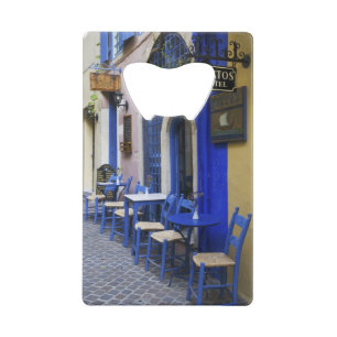 Abrebotellas De Tarjeta De Crédito Puerta y revestimiento azul colorido en un viejo h