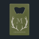 Abrebotellas De Tarjeta De Crédito Regalo de Groomsmen, Personalizado de Antler Verde<br><div class="desc">Eleva tus regalos de los padrinos con nuestro elegante abrebotellas, la combinación perfecta de funcionalidad y estilo. Diseñado para la durabilidad y la practicidad, este abrebotellas asegura un fácil acceso a los refrescos en cualquier reunión. Su acabado verde del ejército y su sutil diseño de antler ámbar/beige le dan un...</div>