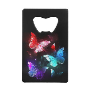 Abrebotellas De Tarjeta De Crédito Tres mariposas brillantes en el fondo nocturno