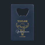 Abrebotellas De Tarjeta De Crédito Vaqueros de la vieja frontera occidental personali<br><div class="desc">Regalos personalizados para los padrinos con tema de vaquero del oeste. Decorada con gorra de vaquero con letra occidental vintage. El texto y el color de fondo son editables utilizando la herramienta de diseño para que se ajuste a su ocasión. Obtén este regalo de personalizar para boda, despedida de soltero,...</div>