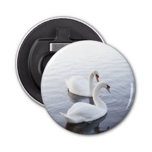 Abrebotellas Dos cisnes nadando en un lago tranquilo