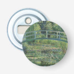 Abrebotellas El estanque Water-Lily, la pintura de aceite paisa<br><div class="desc">Claude Monet, 1899, GIverny, Francia aceite sobre lienzos, en su mayoría monocromático paisaje de arte fino, pintura al óleo impresionista que representa un tranquilo estanque tranquilo lleno de nenúfares color rosa pálido y ribetes de lirios verdes, con un puente verde sobre él. Se pueden ver sauces llorosos y otros árboles...</div>