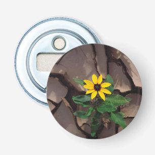 Abrebotellas El girasol crece en el barro agrietado