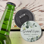 Abrebotellas Elegante Eucalipto Agradecimiento Boda<br><div class="desc">Verde claro polvoriento con hojas de eucalipto acuarela abrebotellas con agradecimiento con corazón que conecta y nombre y fecha. Idea perfecta para favores de boda o regalos para invitados para cualquier ocasión.</div>