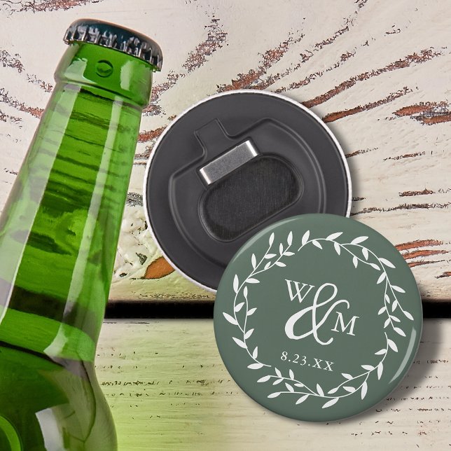 Abrebotellas Elegante Monograma de flor verde pino (Elegant Pine Green Floral Wreath Monogram Bottle Opener)