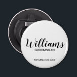 Abrebotellas Groomsman personalizado con guión moderno<br><div class="desc">Regalos personalizados de Groomsman con el nombre personalizado del groomsman en un estilo de letra negro moderno con el título y la fecha boda en sans serif moderno estilo de fuente sobre fondo blanco. También perfecto para el mejor hombre, padre de la novia, dama de honor, madre de la novia...</div>