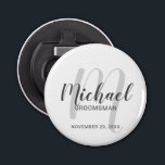 Abrebotellas Groomsmen personalizado de escritura moderna<br><div class="desc">Añada un toque personal a su boda con el abridor personalizado de frascos de los padrones. Este abrebotellas presenta el nombre personalizado de los groomsmen en estilo de letra de escritura moderno gris y monograma en estilo de letra de escritura moderno gris claro como fondo con título y fecha boda...</div>