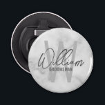 Abrebotellas Groomsmen personalizado de escritura moderna de má<br><div class="desc">Moderno Minimalista Personalizado Monograma y Regalos de nombres Este diseño presenta un nombre personalizado en estilo de letra de escritura a mano gris moderno y monocagrama en gris claro moderno sans serif estilo de fuente como fondo, con título en sans modernos grises serif estilo de fuente, sobre fondo de mármol...</div>