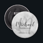 Abrebotellas Groomsmen personalizado de escritura moderna de má<br><div class="desc">Añada un toque personal a su boda con el abridor personalizado de frascos de los padrones. Este abrebotellas presenta el nombre personalizado de los groomsmen con estilo de letra de escritura gris moderno y monograma con estilo de letra de escritura gris claro moderno como fondo con título y fecha boda...</div>