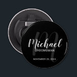 Abrebotellas Groomsmen personalizado de escritura moderna negra<br><div class="desc">Añada un toque personal a su boda con el abridor personalizado de frascos de los padrones. Este abrebotellas presenta el nombre personalizado de los groomsmen con estilo de letra de escritura blanco moderno y monograma en estilo de letra de escritura gris moderno como fondo con título y fecha boda en...</div>
